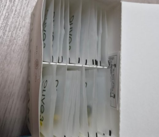 상자를 열어 낱개 포장이 세워져 있는 모습